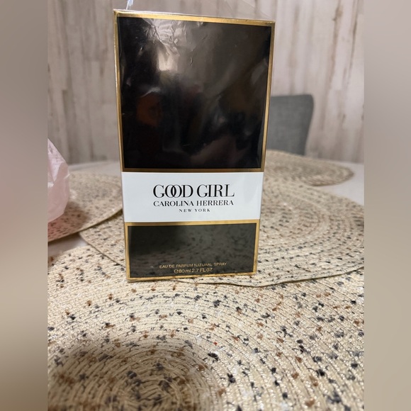 Carolina Herrera Black and Gold Stiletto Perfume - Picture 5 of 8